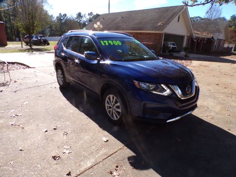 Used 2020 Nissan Rogue SV image 3