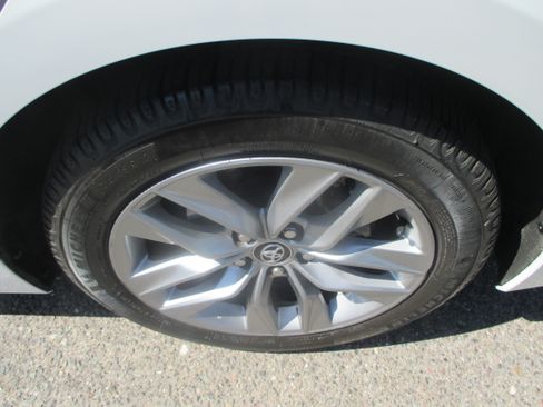 Used 2020 Toyota Avalon XLE image 18