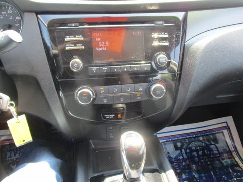 Used 2017 Nissan Rogue Sport S image 33