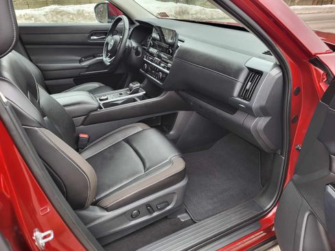 Used 2024 Nissan Pathfinder SL image 11