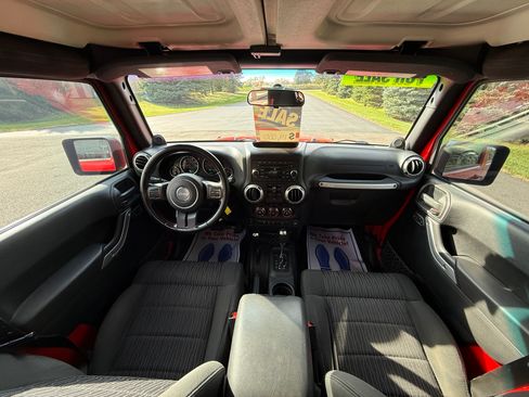 Used 2012 Jeep Wrangler Unlimited Sahara image 11