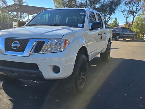 Used 2016 Nissan Frontier SV image 15