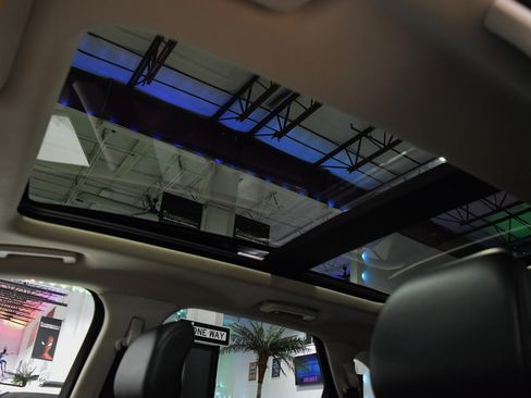 Used 2018 Ford Edge Titanium image 17