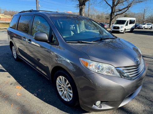 Used 2017 Toyota Sienna XLE Premium image 5