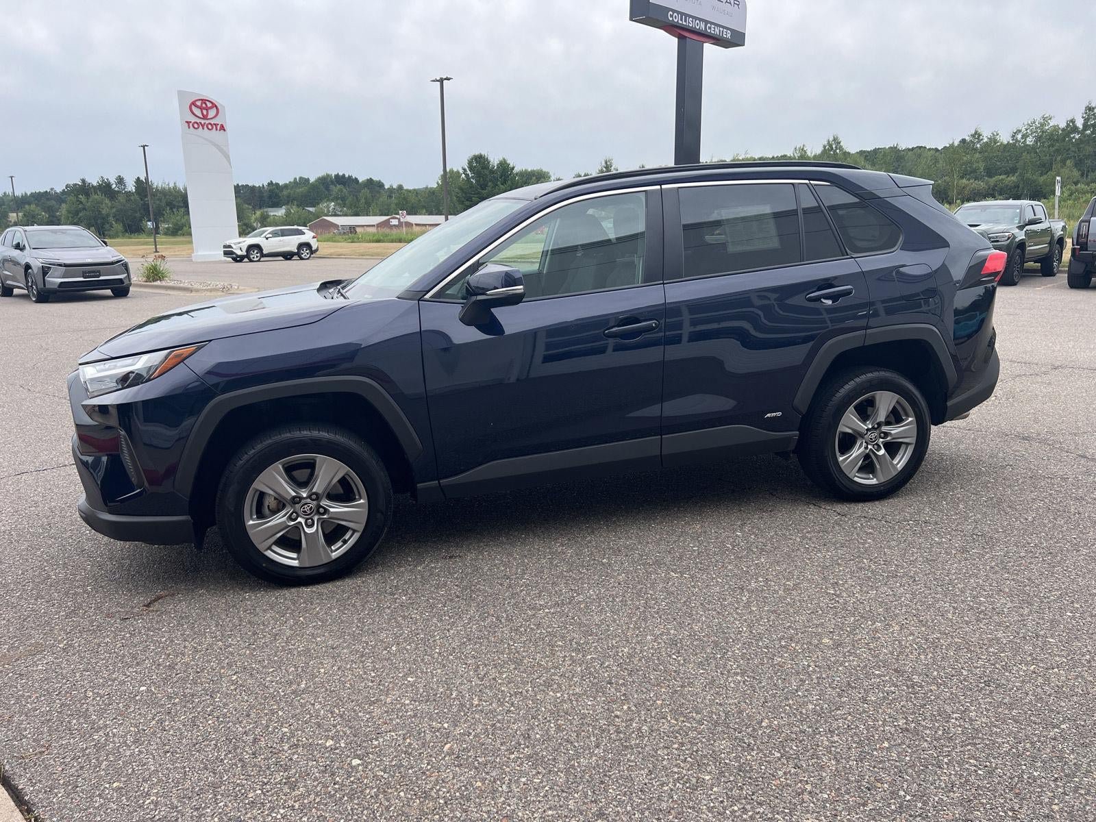 Used 2024 Toyota RAV4 XLE AWD/4WD image 4