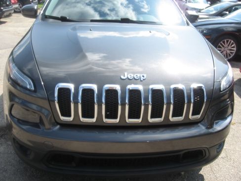 Used 2014 Jeep Cherokee 4WD Latitude image 2