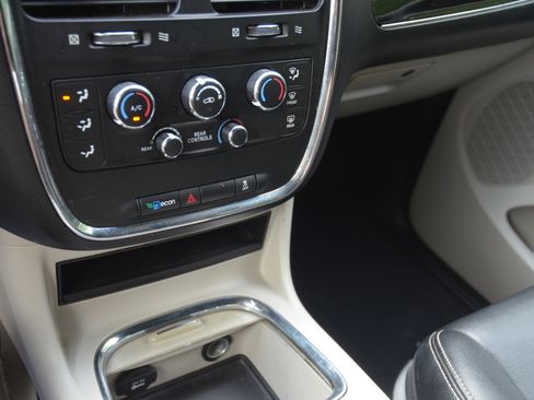 Used 2019 Dodge Grand Caravan SXT FWD image 19