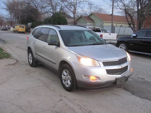 Used 2012 Chevrolet Traverse LS image 2