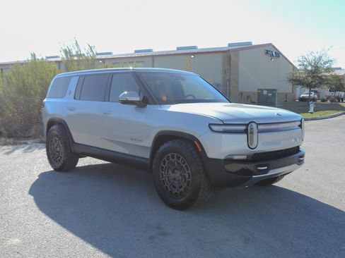 Used 2025 Rivian R1S Adventure image 7