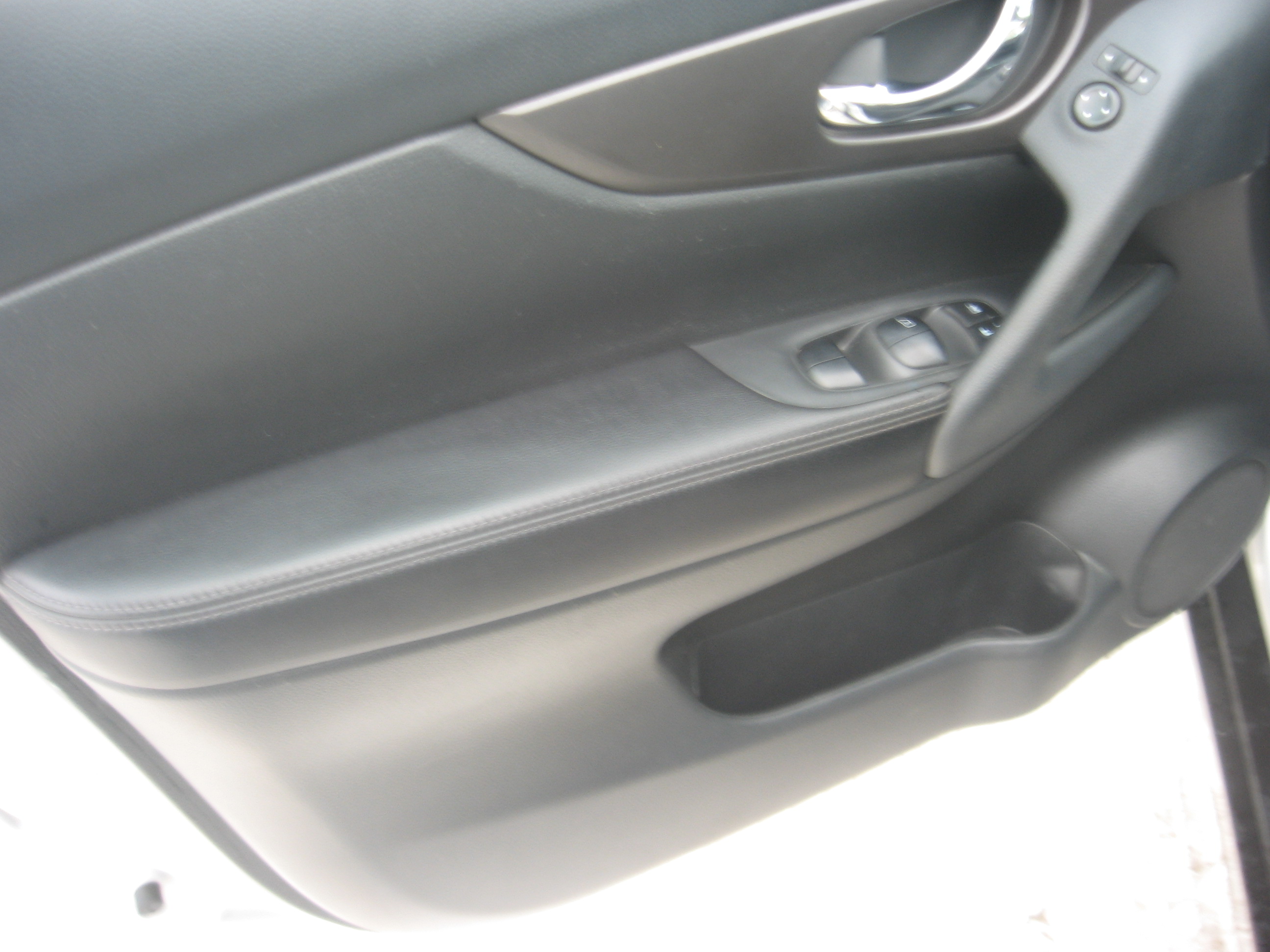 Used 2015 Nissan Rogue SV AWD/4WD image 8
