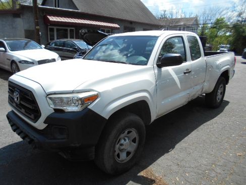 Used 2017 Toyota Tacoma image 1