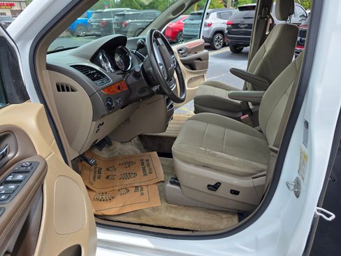Used 2014 Chrysler Town & Country Touring image 12
