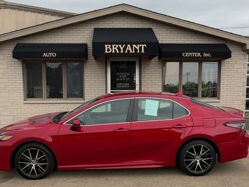 Used 2021 Toyota Camry SE image 1