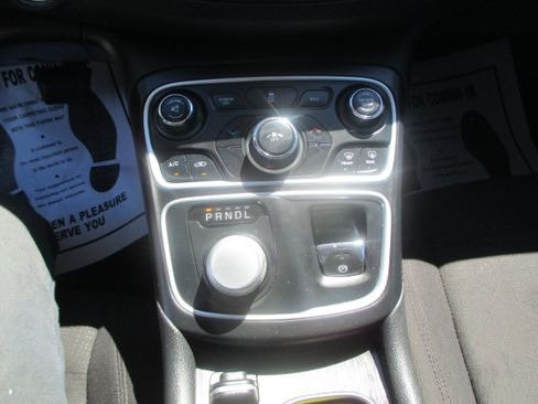 Used 2015 Chrysler 200 Limited image 5