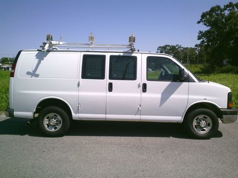 Used 2017 Chevrolet Express 2500 LS RWD image 1