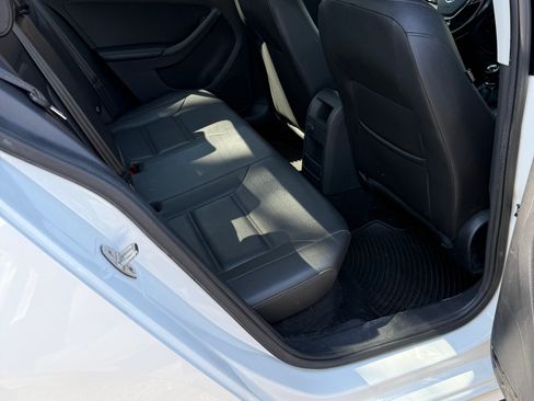 Used 2017 Volkswagen Jetta SE image 9