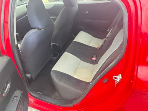 Used 2013 Toyota Yaris 4-Door Hatchback FWD image 8