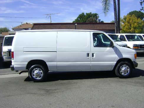 Used 2005 Ford E-150 and Econoline 150 image 2