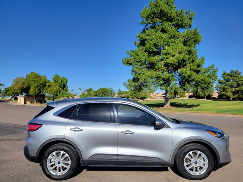 Used 2021 Ford Escape SE image 2