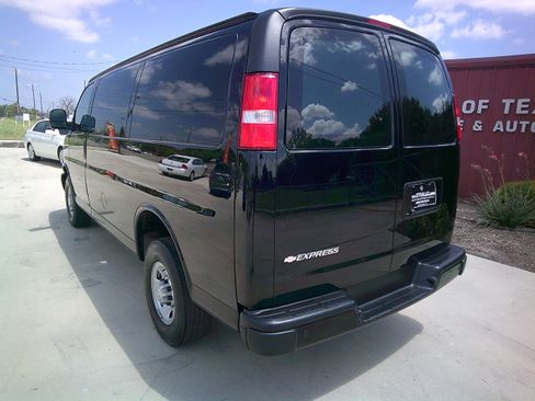 Used 2019 Chevrolet Express 2500 RWD image 22