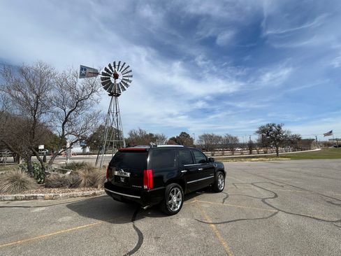 Used 2010 Cadillac Escalade Premium Luxury image 7