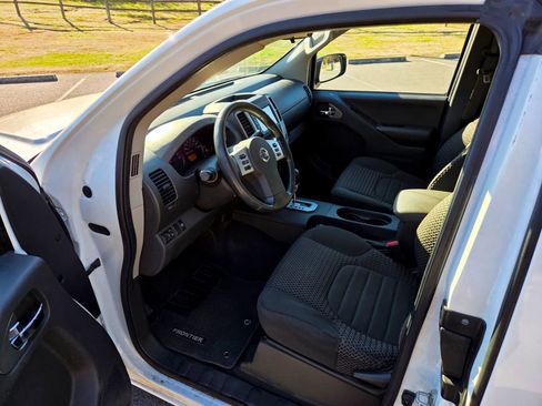 Used 2021 Nissan Frontier SV image 11