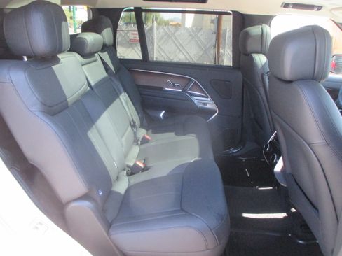 Used 2025 Land Rover Range Rover Long Wheelbase SE image 17