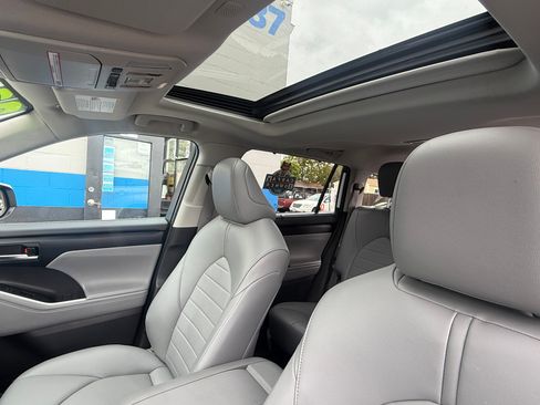 Used 2022 Toyota Highlander XLE image 9