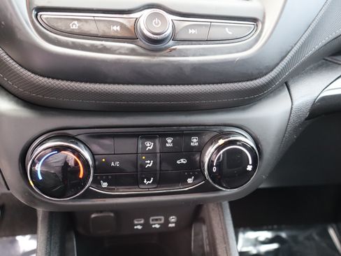 Used 2021 Chevrolet TrailBlazer FWD LT image 25