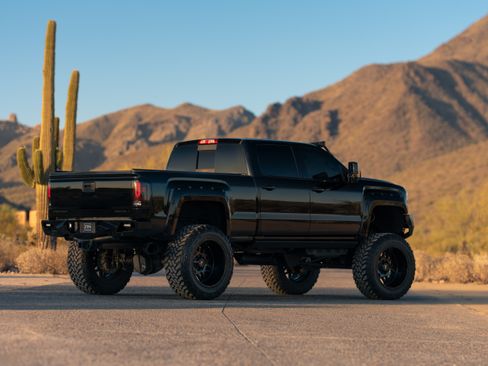 Used 2017 GMC Sierra 2500 4x4 Crew Cab Denali image 3