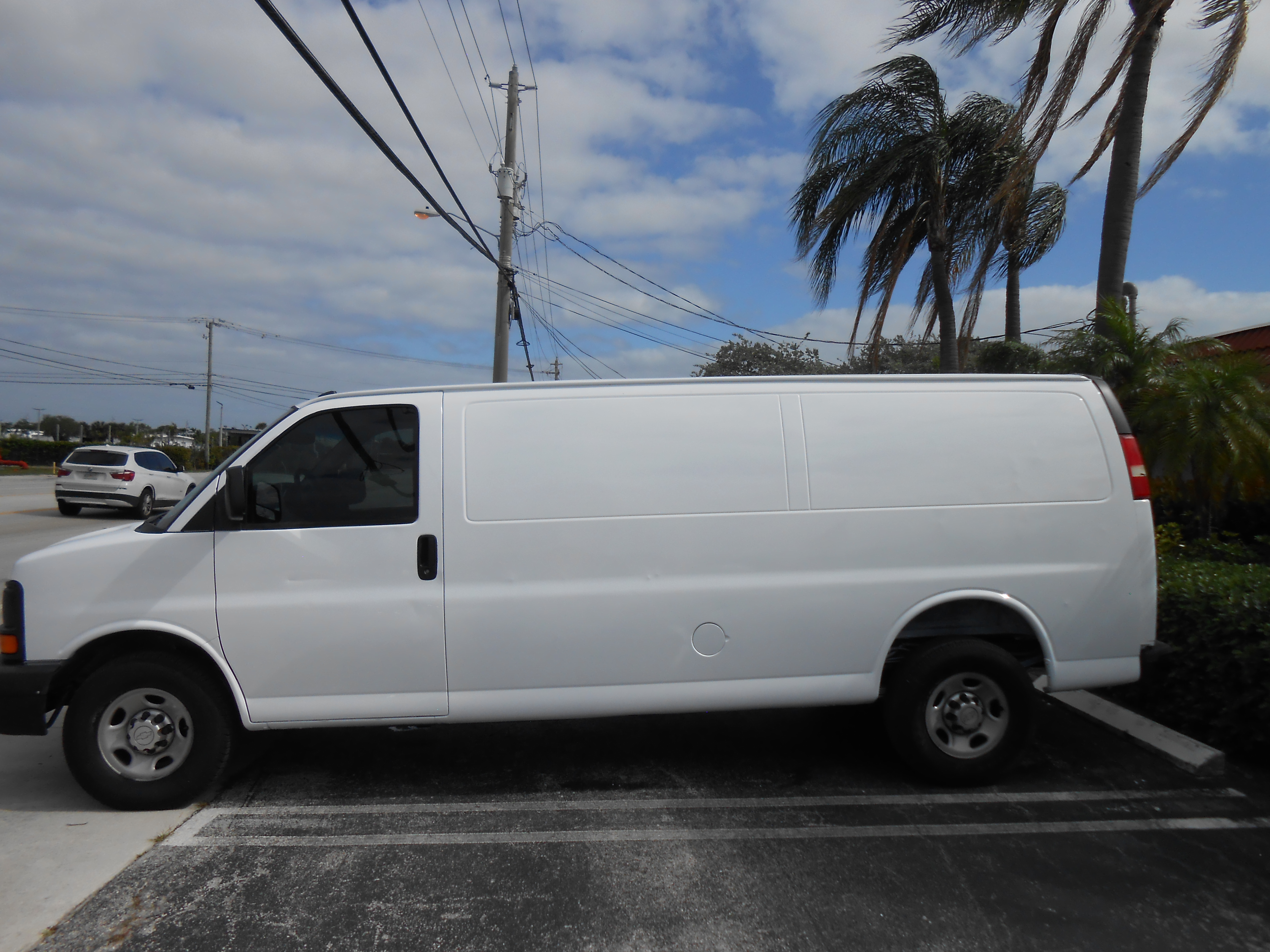 Used 2015 Chevrolet Express 2500 RWD image 2