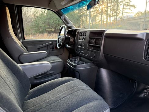 Used 2022 GMC Savana 2500 image 14