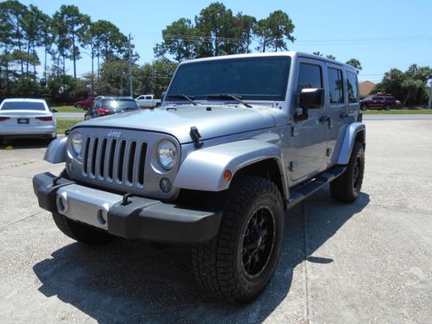 Used 2016 Jeep Wrangler Unlimited Sahara AWD/4WD image 3