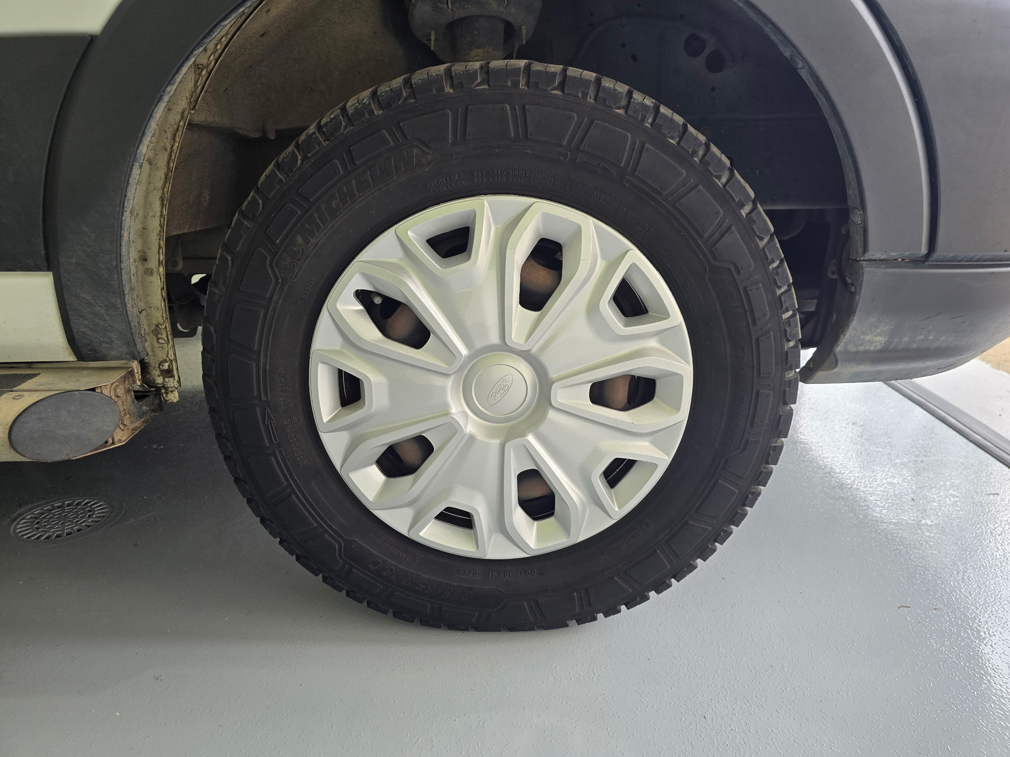 Used 2019 Ford Transit 250 130 Low Roof RWD image 19