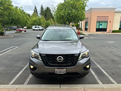 Used 2017 Nissan Pathfinder SV image 3