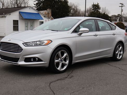 Used 2013 Ford Fusion SE image 4