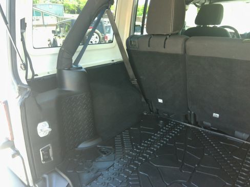 Used 2015 Jeep Wrangler 4WD Unlimited Sahara image 36