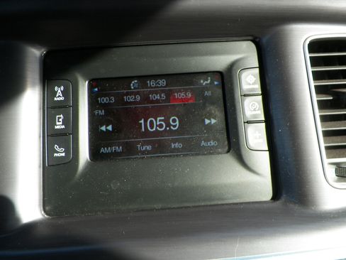 Used 2016 Dodge Charger SE RWD image 12