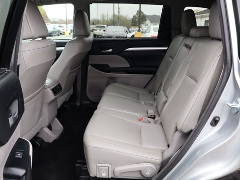Used 2017 Toyota Highlander XLE image 14