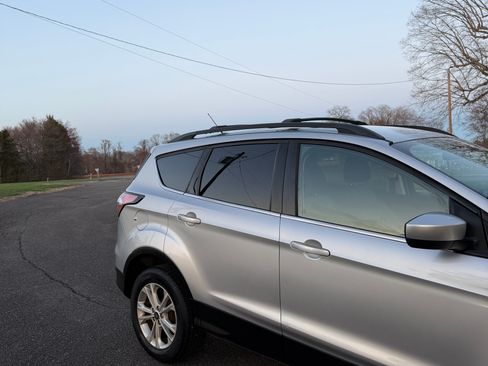 Used 2017 Ford Escape SE image 4