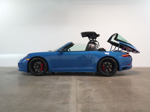 Used 2018 Porsche 911 Targa 4 GTS image 3