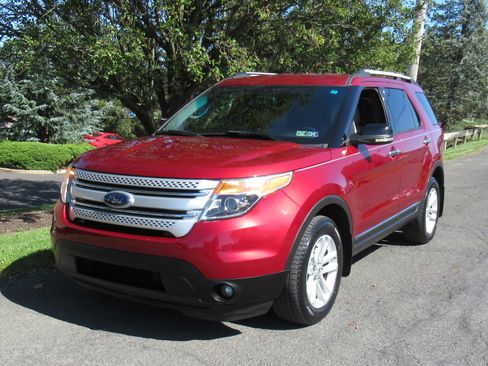 Used 2013 Ford Explorer XLT image 2