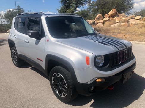 Used 2015 Jeep Renegade Trailhawk image 2