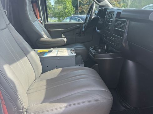 Used 2018 Chevrolet Express 2500 RWD image 8