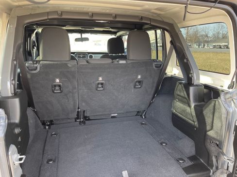Used 2018 Jeep Wrangler Sahara image 7