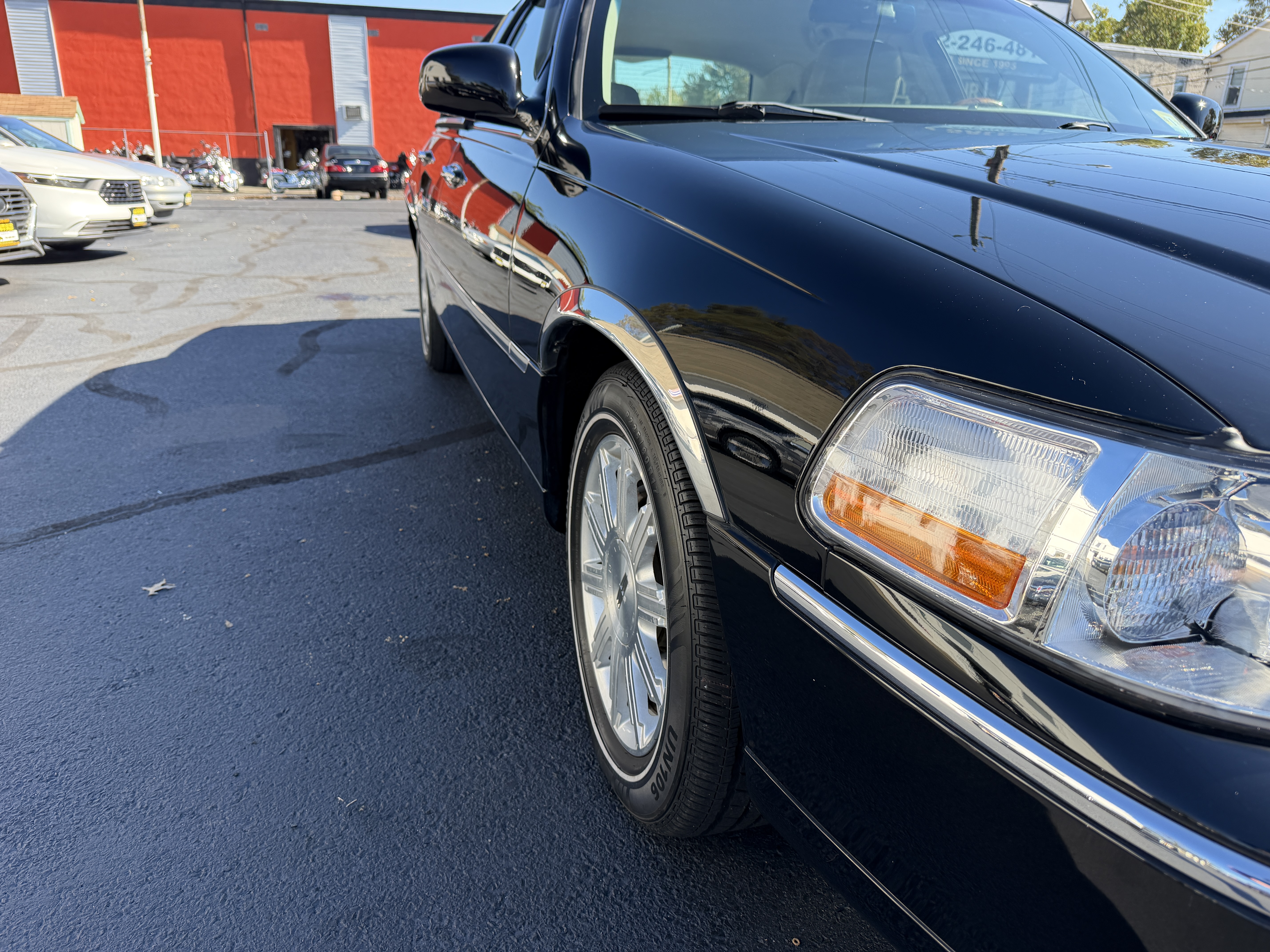 Used 2011 Lincoln Town Car Signature Limited RWD image 22