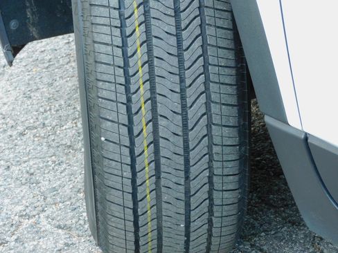 Used 2023 Chevrolet Traverse LT image 13