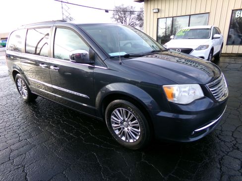 Used 2014 Chrysler Town & Country Touring-L image 7