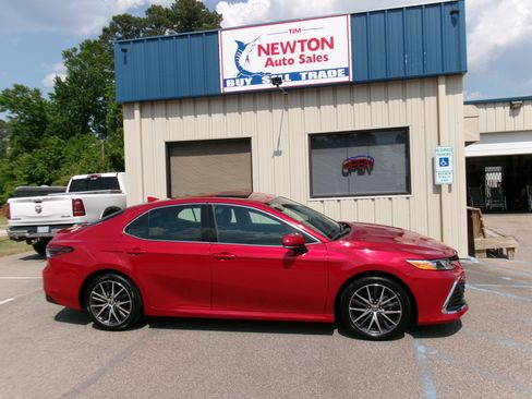 Used 2023 Toyota Camry XLE FWD image 10