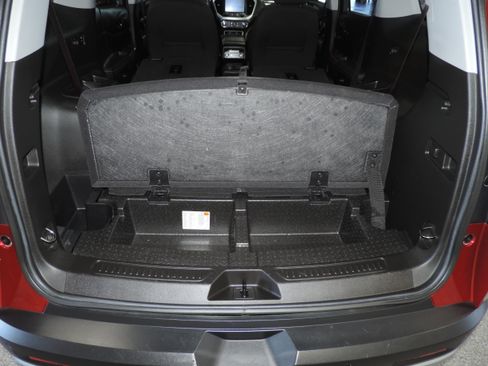 Used 2023 GMC Acadia SLE image 25